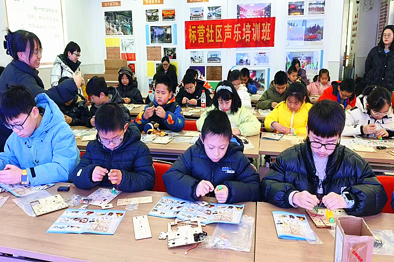 江苏省南京市秦淮区瑞金路街道标营社区关工委开展“科技启航，声控未来”diy声控机器狗科普活动(1).jpg