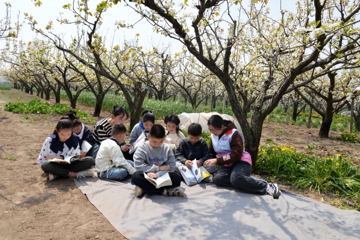 DSC_6147）3月28日，徐州经开区大庙街道关工委（组织青少年儿童），在（大庙村梨园）开展“（梨园书香·春日悦读）”主题活动。(1)2.jpg