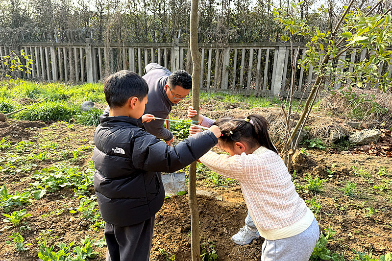 江苏省南京市栖霞区栖霞街道栖霞社区关工委开展植树节主题活动(3).jpg