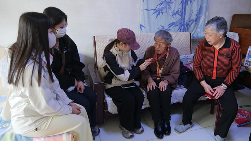 草原蓝哈达协会关工委“清明踏春慰老兵 红色薪火代代传”活动照片3_副本.jpg