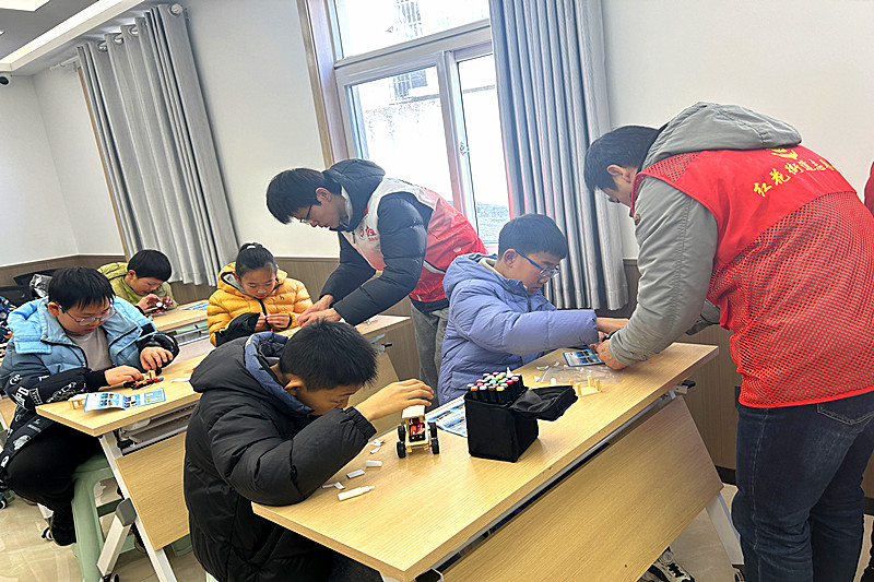 江苏省南京市秦淮区红花街道风光里社区关工委开展“科技趣味——电动小风车”体验活动(1).jpg