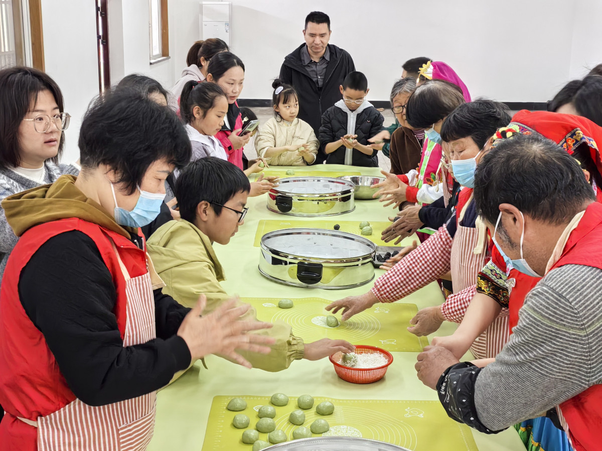广源社区关工委开展“艾草青青寄春意，民族同心包青团”主题活动1.jpg