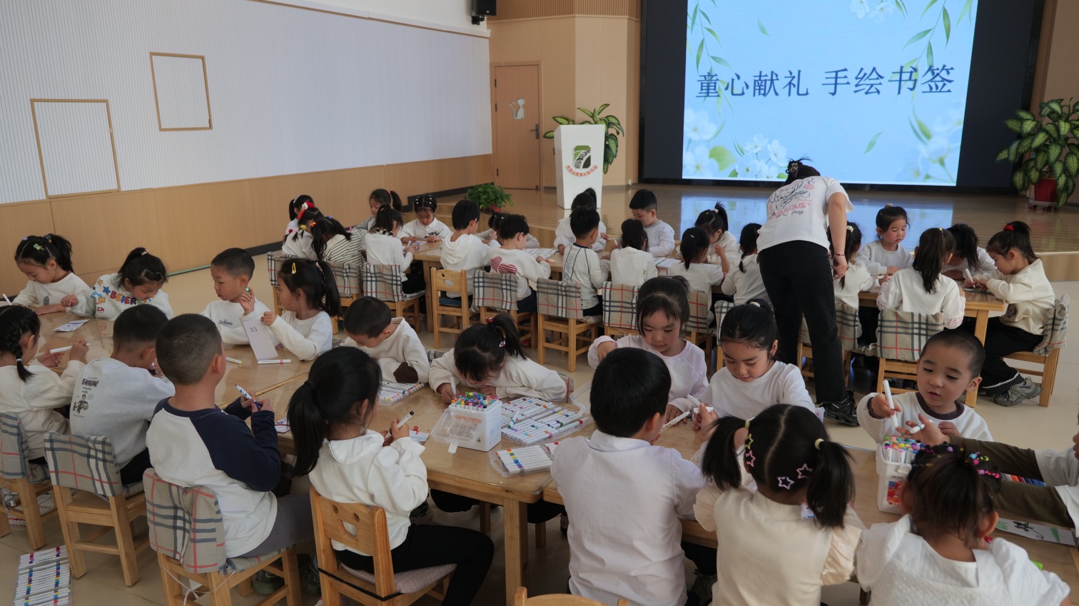 元宝山区第七幼儿园、草原蓝哈达协会：“童心绘清明，书签寄深情”活动照片6_副本.jpg