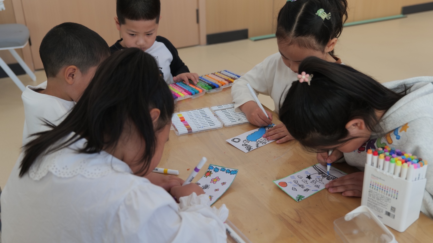 元宝山区第七幼儿园、草原蓝哈达协会：“童心绘清明，书签寄深情”活动照片1_副本.jpg