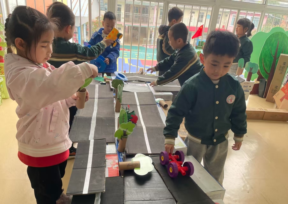 3月30日，广西壮族自治区柳州市鱼峰区天湖社区关工小组联合幼儿园，共同开展“童心筑梦 护航成长”创意建构主题活动1.jpg