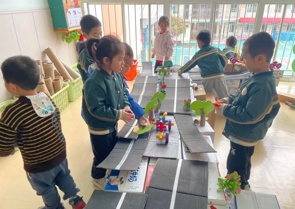 3月30日，广西壮族自治区柳州市鱼峰区天湖社区关工小组联合幼儿园，共同开展“童心筑梦 护航成长”创意建构主题活动3.jpg