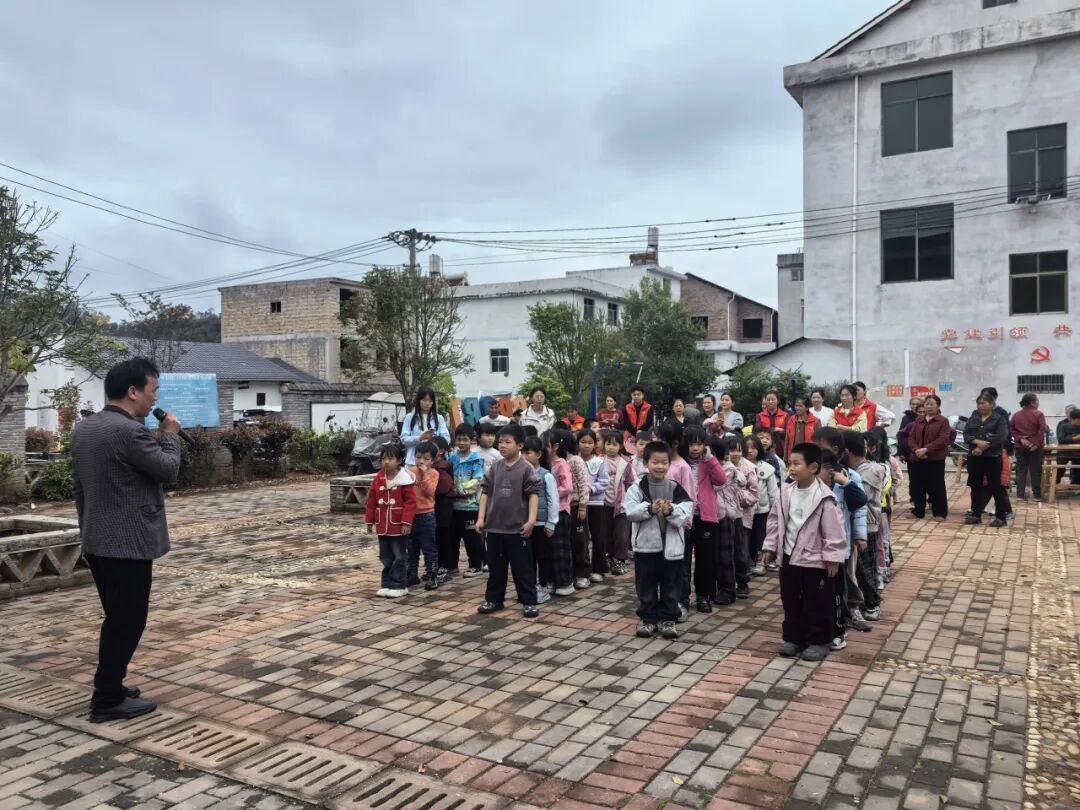 小朋友们聆听宣讲.jpg