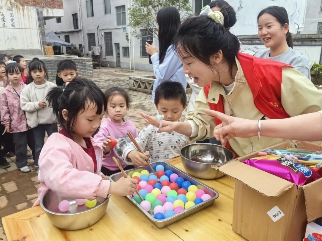 小朋友们参与活动.jpg