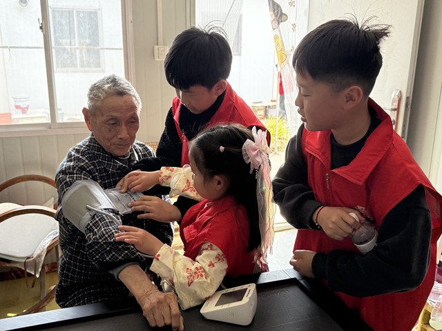 20260328“人人学雷锋 志愿我先行”活动照片 (6)_副本.jpg