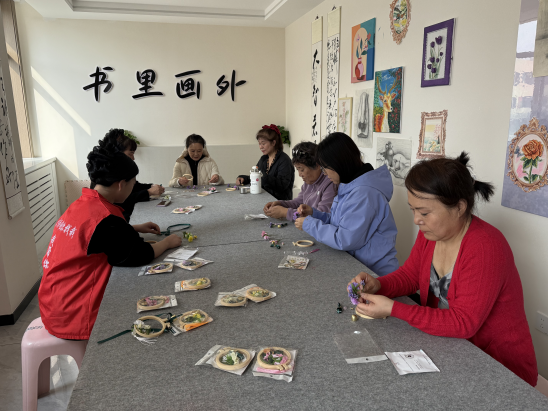 西城街道新景四季东社区：“聆听春之声，共谱邻里情”手工制作活动照片2.png
