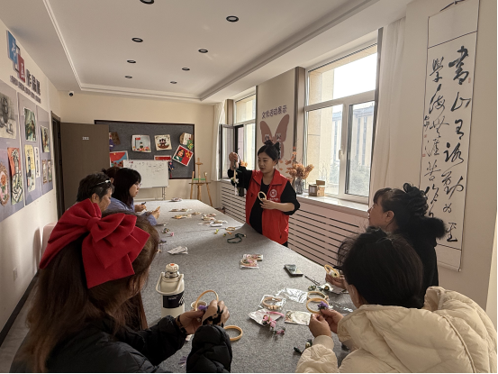 西城街道新景四季东社区：“聆听春之声，共谱邻里情”手工制作活动照片3.png