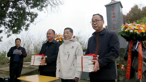 给学校赠书_副本.jpg