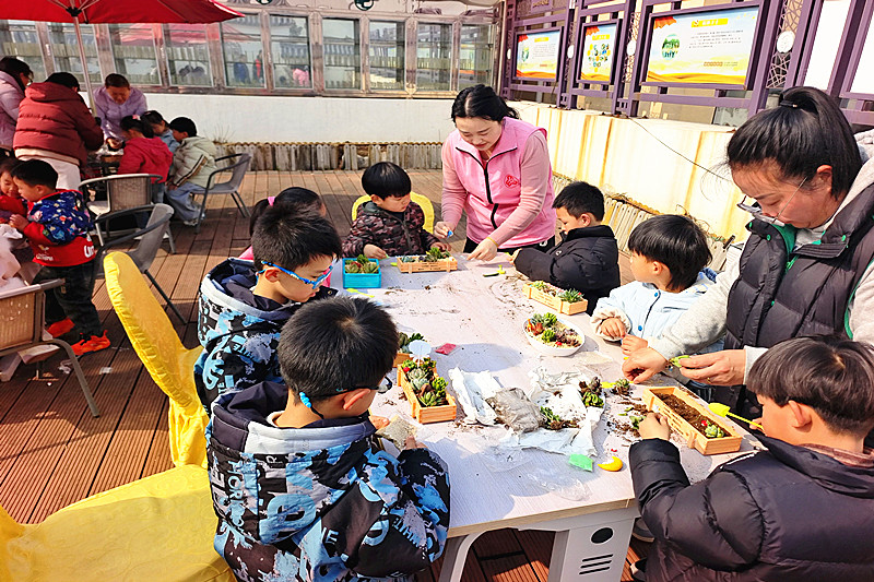 江苏省南京市栖霞区龙潭街道长江村太关工委开展“植绿护绿，童心同行”植树节活动(2).jpg