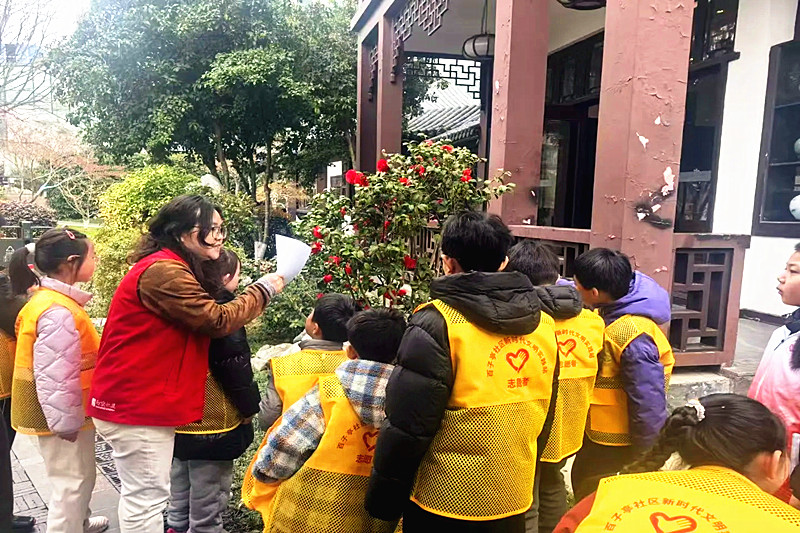 江苏省南京市玄武区百子亭社区关工委开展盆栽制作主题活动(1).jpg