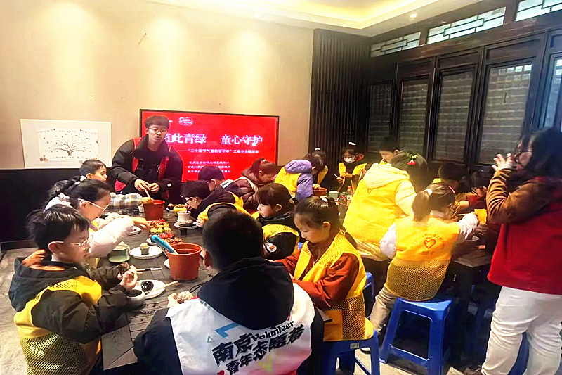 江苏省南京市玄武区百子亭社区关工委开展盆栽制作主题活动(2).jpg
