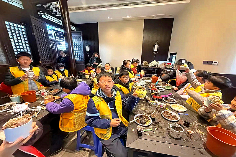 江苏省南京市玄武区百子亭社区关工委开展盆栽制作主题活动(3).jpg