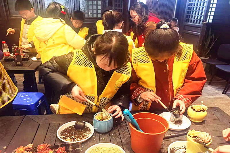 江苏省南京市玄武区百子亭社区关工委开展盆栽制作主题活动(4).jpg