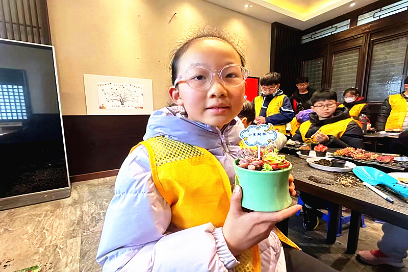 江苏省南京市玄武区百子亭社区关工委开展盆栽制作主题活动(5).jpg