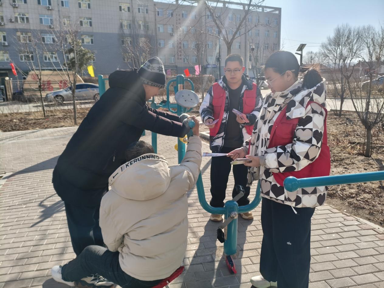 西露天街道平西北街社区关工委开展普法宣传进万家，维权护航暖民心活动照片2.jpg