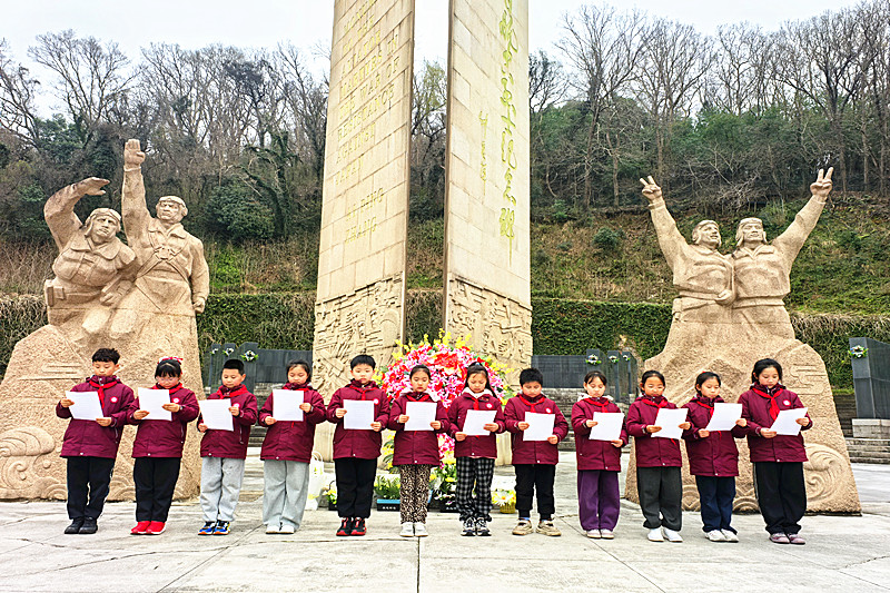 玄武湖街道关工委联合开展清明祭扫主题活动(1).jpg