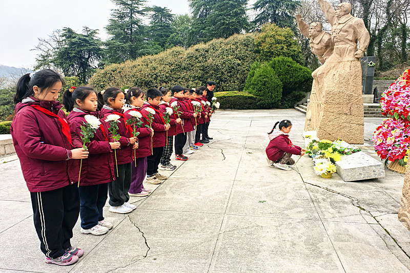 玄武湖街道关工委联合开展清明祭扫主题活动(2).jpg
