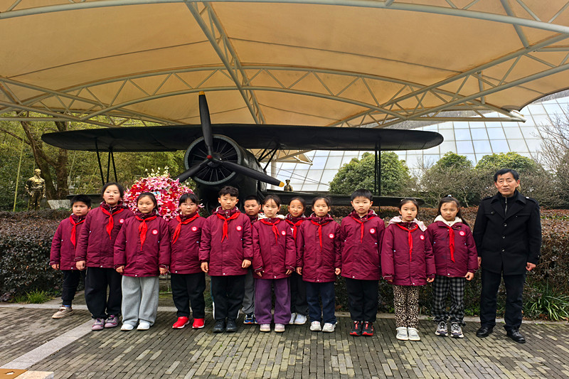 玄武湖街道关工委联合开展清明祭扫主题活动(4).jpg