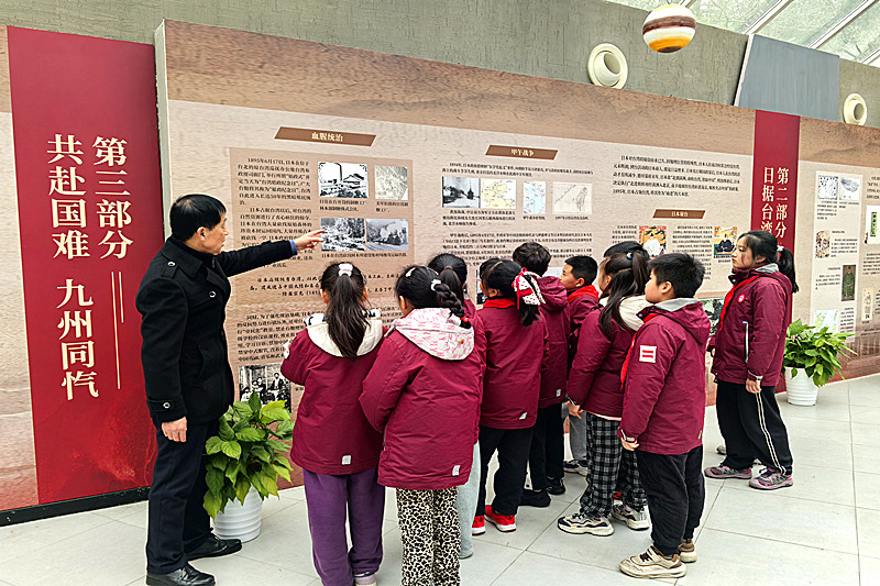 玄武湖街道关工委联合开展清明祭扫主题活动(5).jpg
