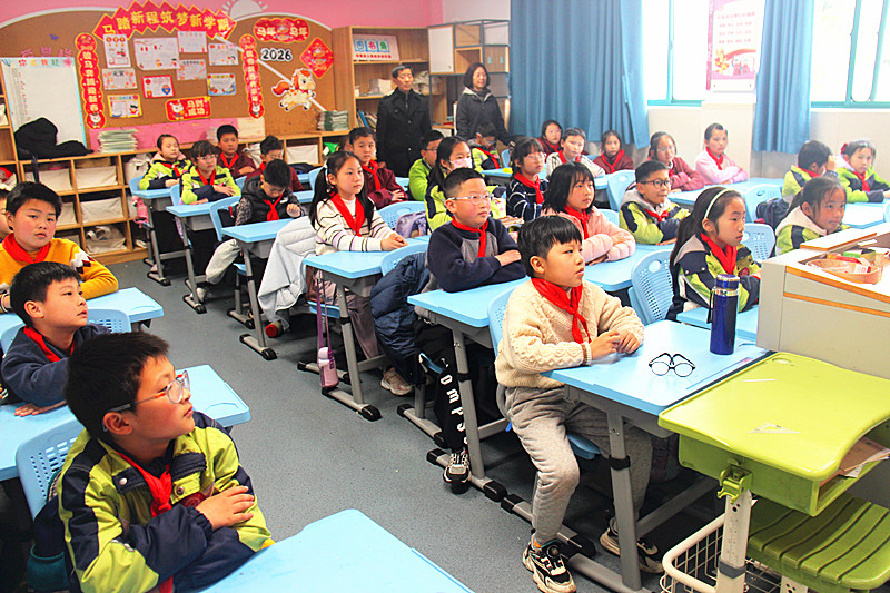 玄武湖街道关工委联合开展《全国中小学生安全教育日》进校园活动(3).jpg