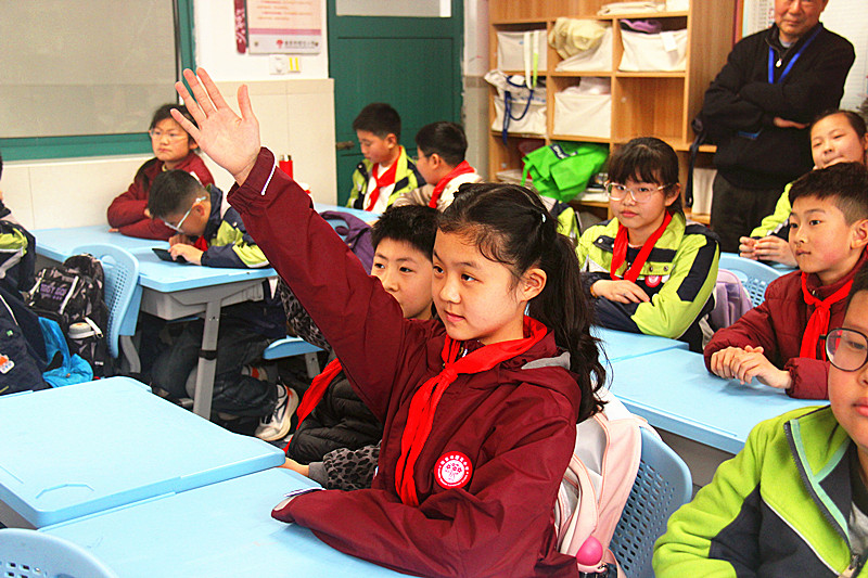 玄武湖街道关工委联合开展《全国中小学生安全教育日》进校园活动(5).jpg