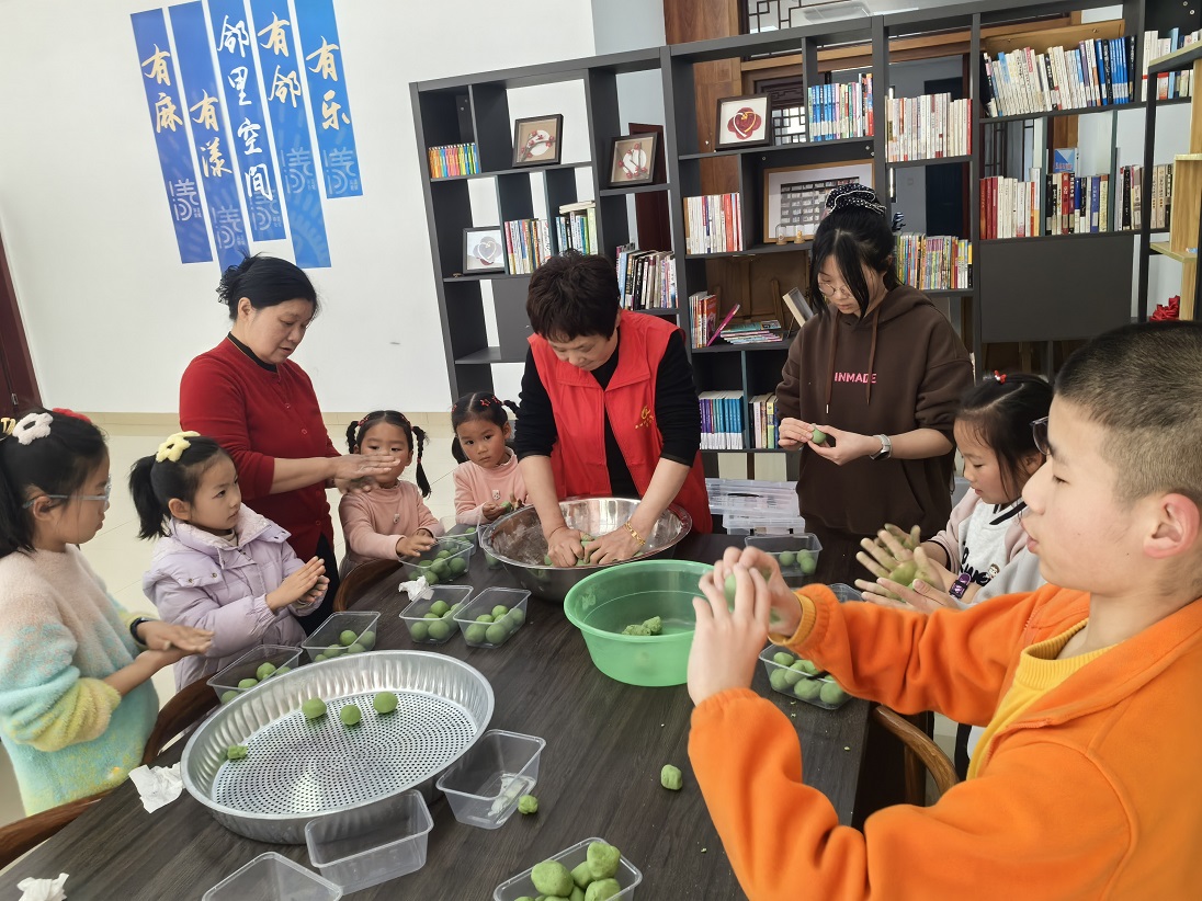 震泽镇麻漾新城社区：清明揉青团 传承民俗情.jpg