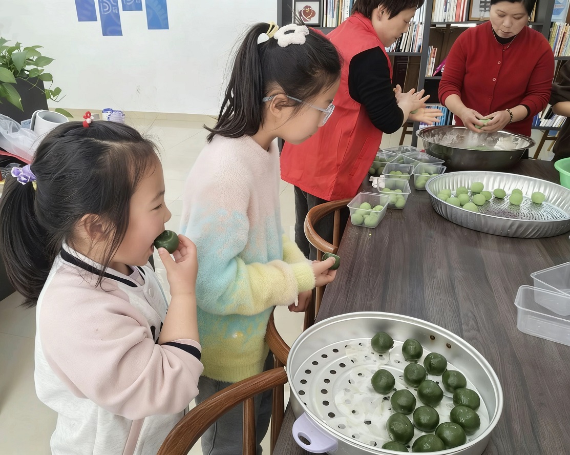 震泽镇麻漾新城社区：清明揉青团 传承民俗情2.jpg