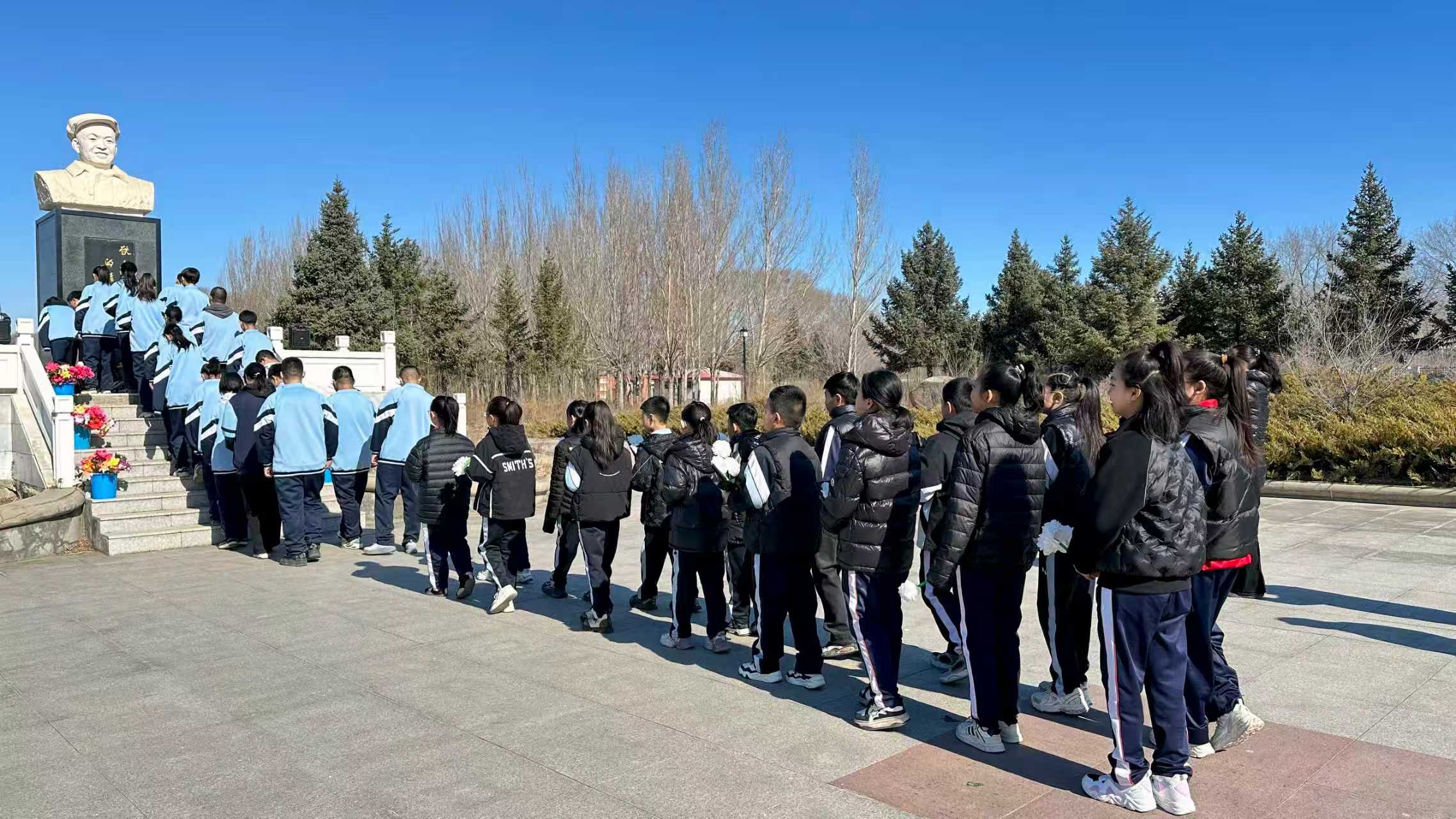 大庆市红岗区关工委、八百垧街道、大庆市八百垧第一小学、八百垧中学、第十六中学师生代表齐聚铁人塑像前，开展“清明缅怀铁人志 薪火相传续华章”主题祭扫活动.jpg