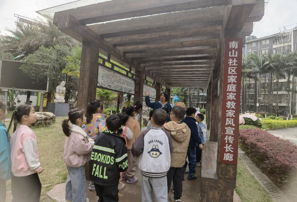 2-小朋友在参观社区家庭家教家风宣传长廊.jpg