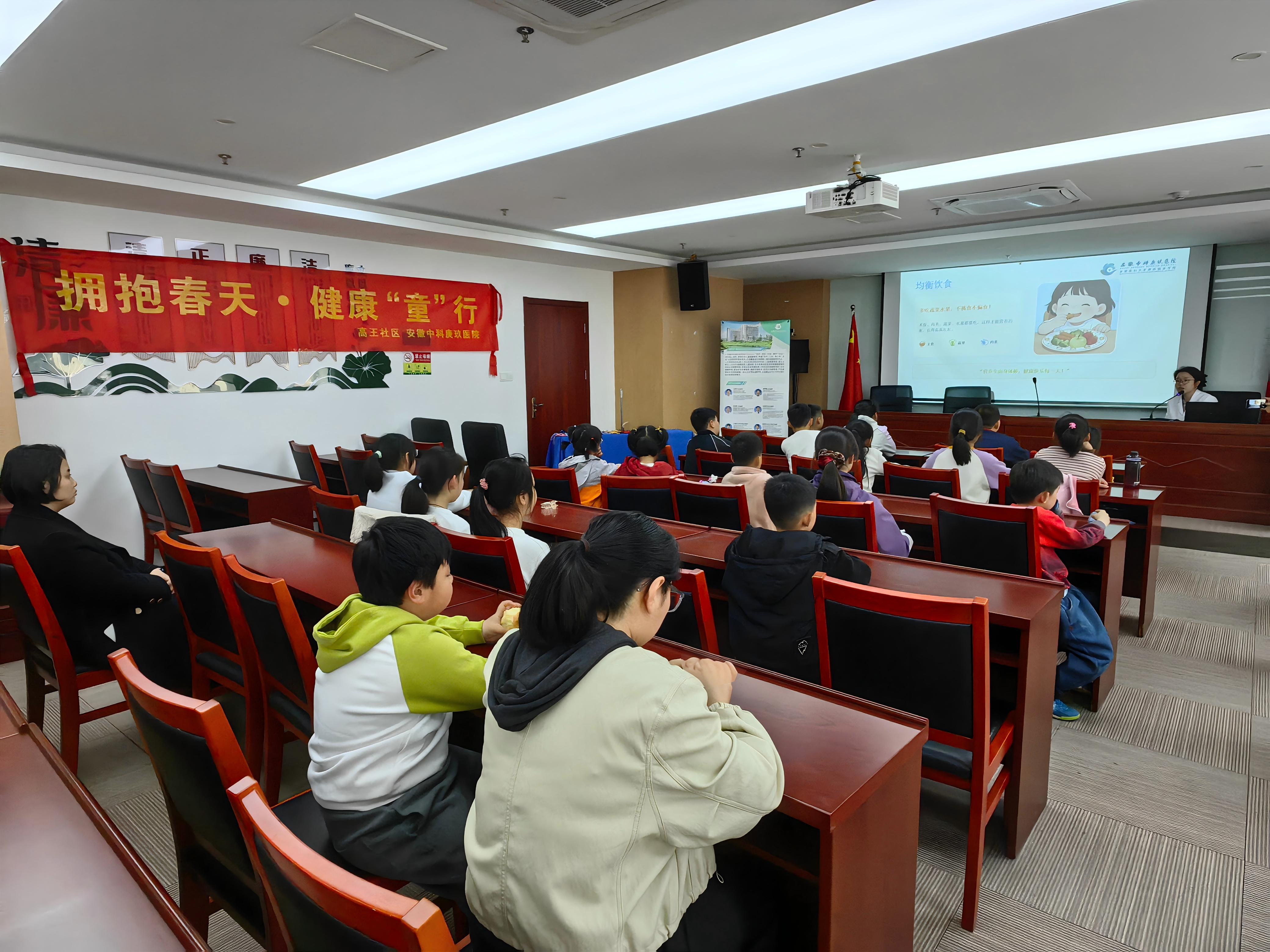 讲座照片.jpg