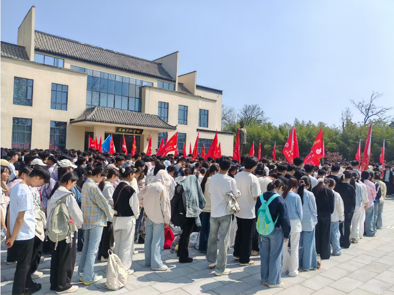 缅怀革命先烈 ，传承红色基因-安徽省阜阳市阜南县关工委联合阜南农林科技学校开展清明祭英烈徒步研学活动2.png