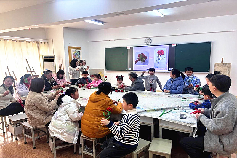 江苏省南京市建邺区莫愁湖街道蓓蕾社区关工委联合开展“传承巾帼精神，童心献花暖母心”主题活动(1).jpg