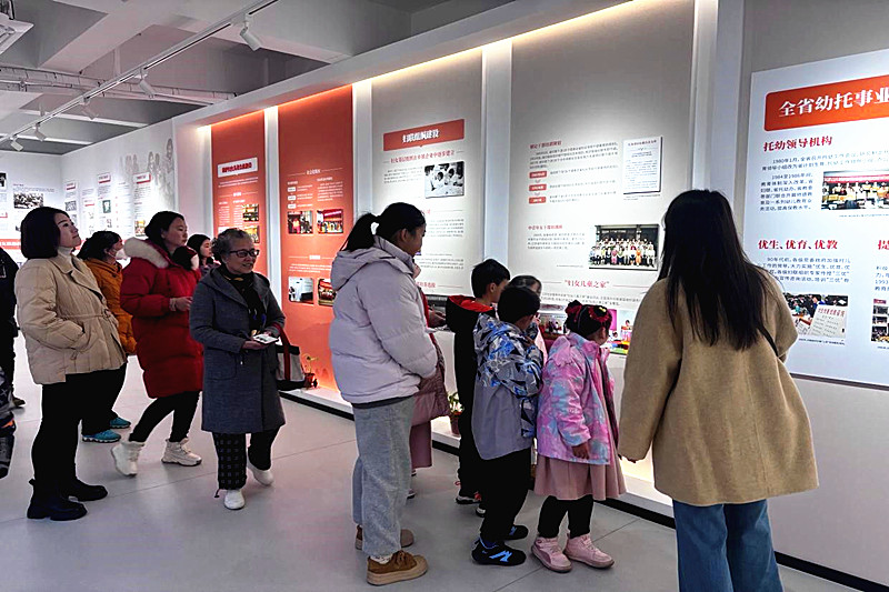 江苏省南京市建邺区莫愁湖街道蓓蕾社区关工委联合开展“传承巾帼精神，童心献花暖母心”主题活动(2).jpg