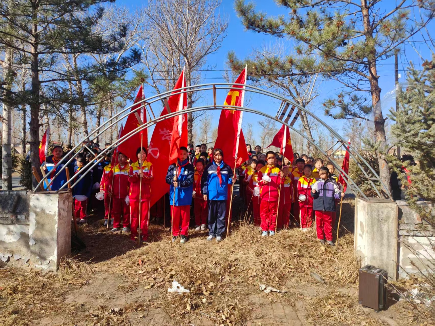 马蹄营子学校“清明祭忠魂，少年当奋进”清明节祭奠烈士活动照片6_副本.jpg