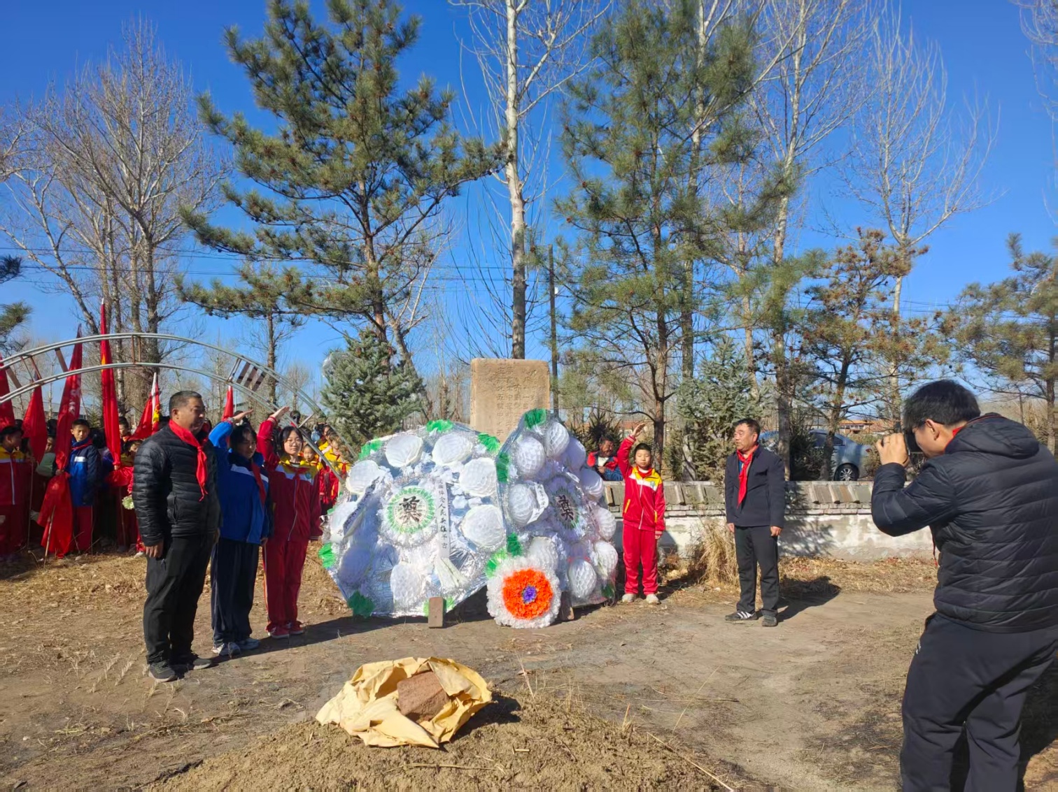 马蹄营子学校“清明祭忠魂，少年当奋进”清明节祭奠烈士活动照片8_副本.jpg