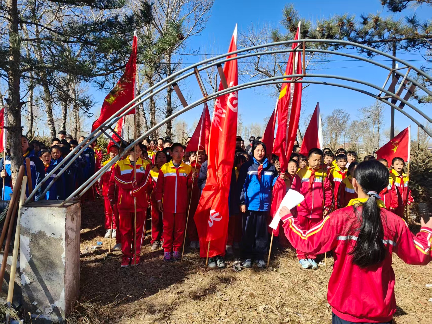 马蹄营子学校“清明祭忠魂，少年当奋进”清明节祭奠烈士活动照片18_副本.jpg