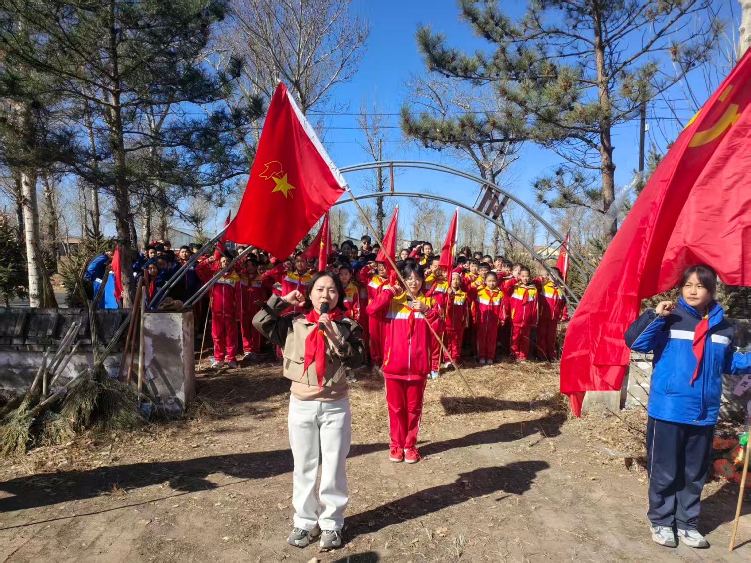 马蹄营子学校“清明祭忠魂，少年当奋进”清明节祭奠烈士活动照片20_副本.jpg