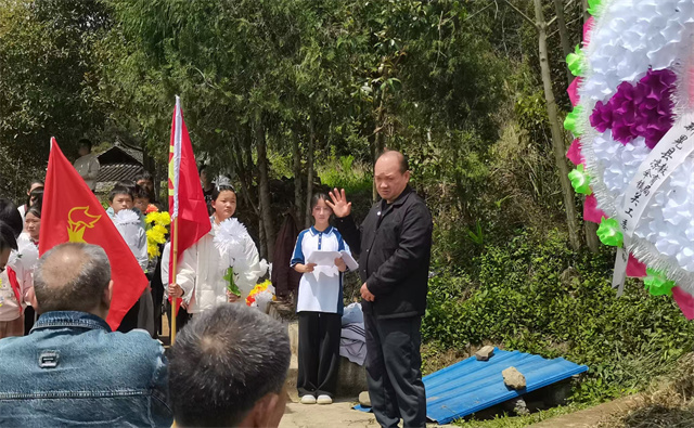 2县关工委主任讲先烈故事.jpg