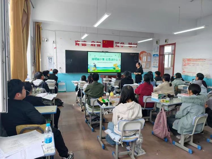 黑龙江省齐齐哈尔市拜泉县富强镇中心学校关工领导小组组织开展清明祭英烈主题系列教育活动3.jpg