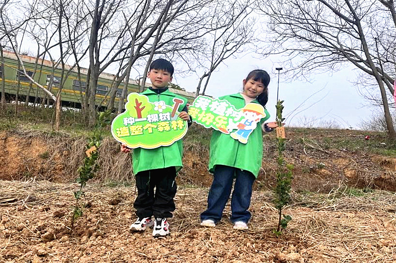 江苏省南京市建邺区莫愁湖街道关工委联合开展“春植千株绿，心藏一片恩”亲子主题活动(2).jpg