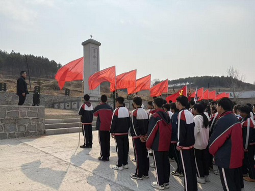 “五老”镇中学清明祭扫活动1_副本.png