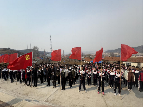 “五老”镇中学清明祭扫活动2_副本.png