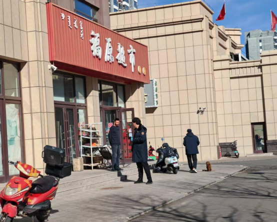 西城街道新景四季东社区“告别“门前杂乱”，解锁社区“新颜值”活动照片2.png