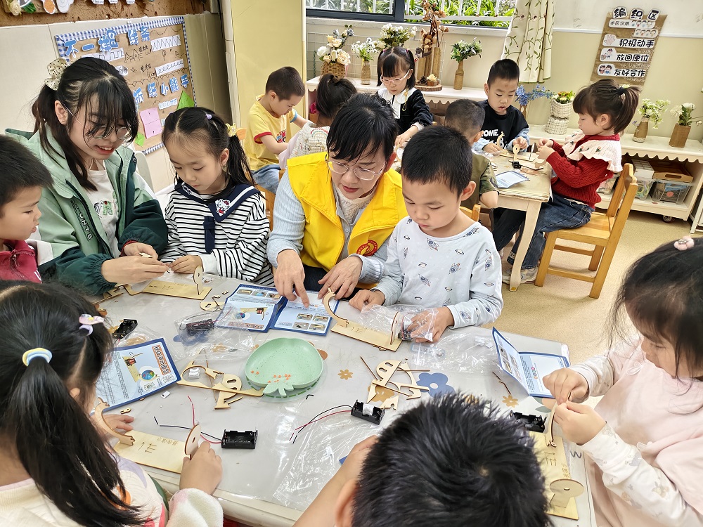 荣新社区关工领导小组开展“科普润童心 共筑成长梦”DIY会亮的地球科普活动暨消防安全宣传活动41.jpg