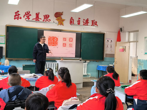 华欣小学“五老”进校园主题活动3_副本.jpg