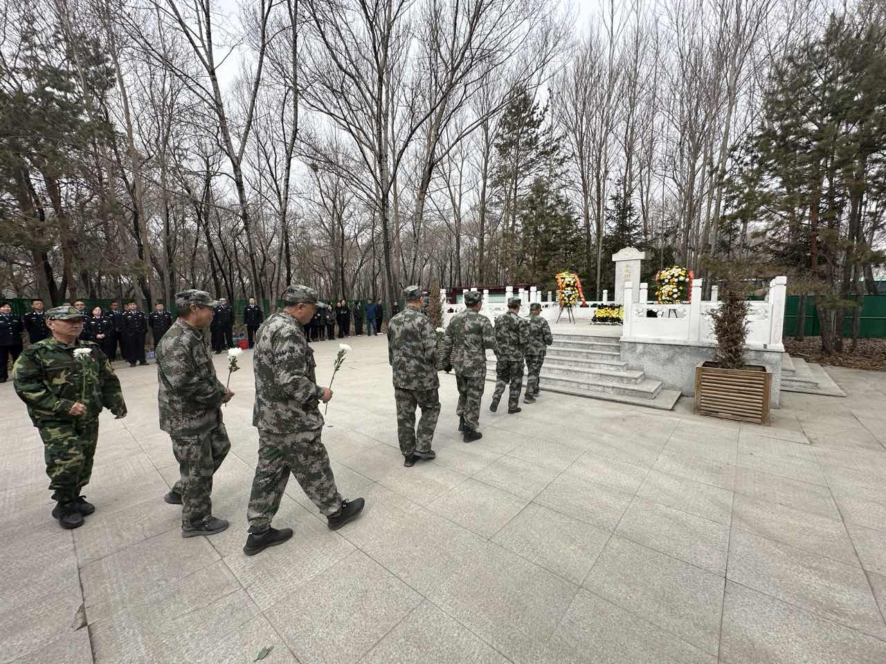 图二 “五老”代表为吴志国烈士献花.jpg